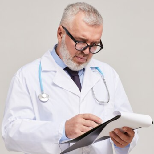 Médico conferindo receita